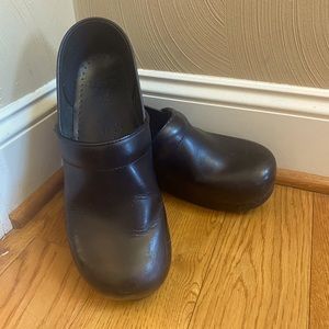 Dansko Professional Black Clogs - size 44 (US Mens 10.5/Womens 12).